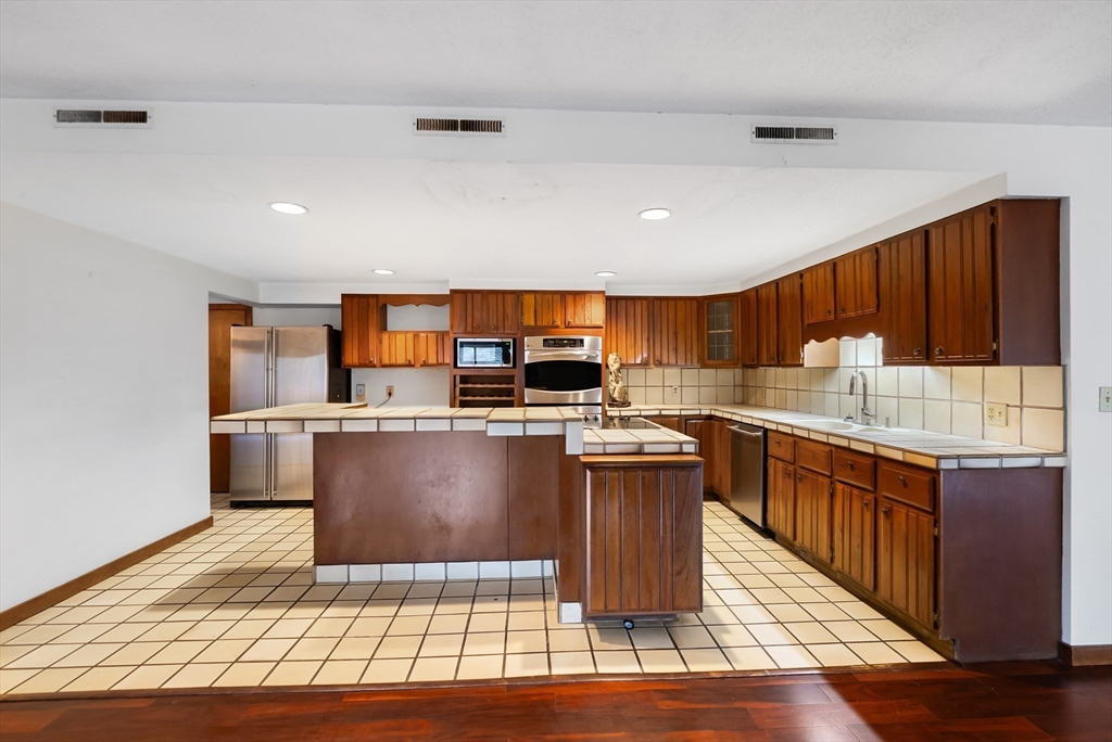 20 Berry Circle Hamilton, MA 01982 - Photo 6 of 35