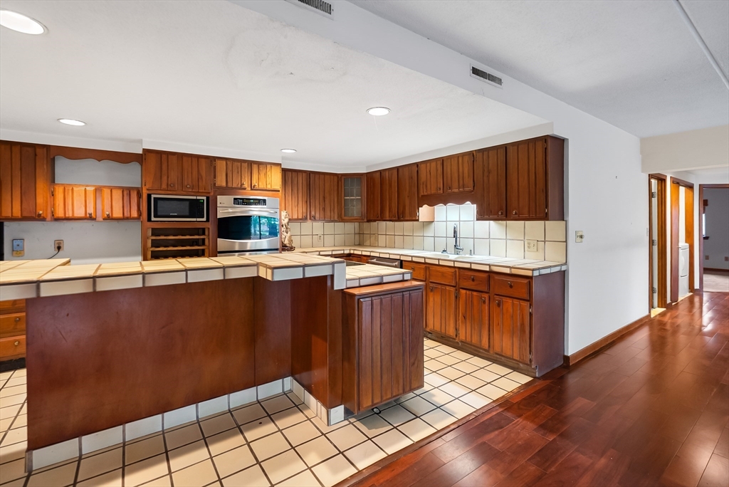 20 Berry Circle Hamilton, MA 01982 - Photo 7 of 35