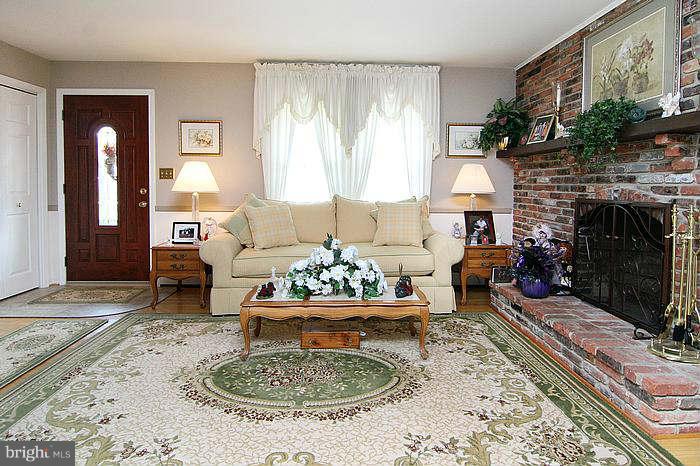 604 Blankner Road Sykesville, MD 21784 - Photo 6 of 28 Living Room