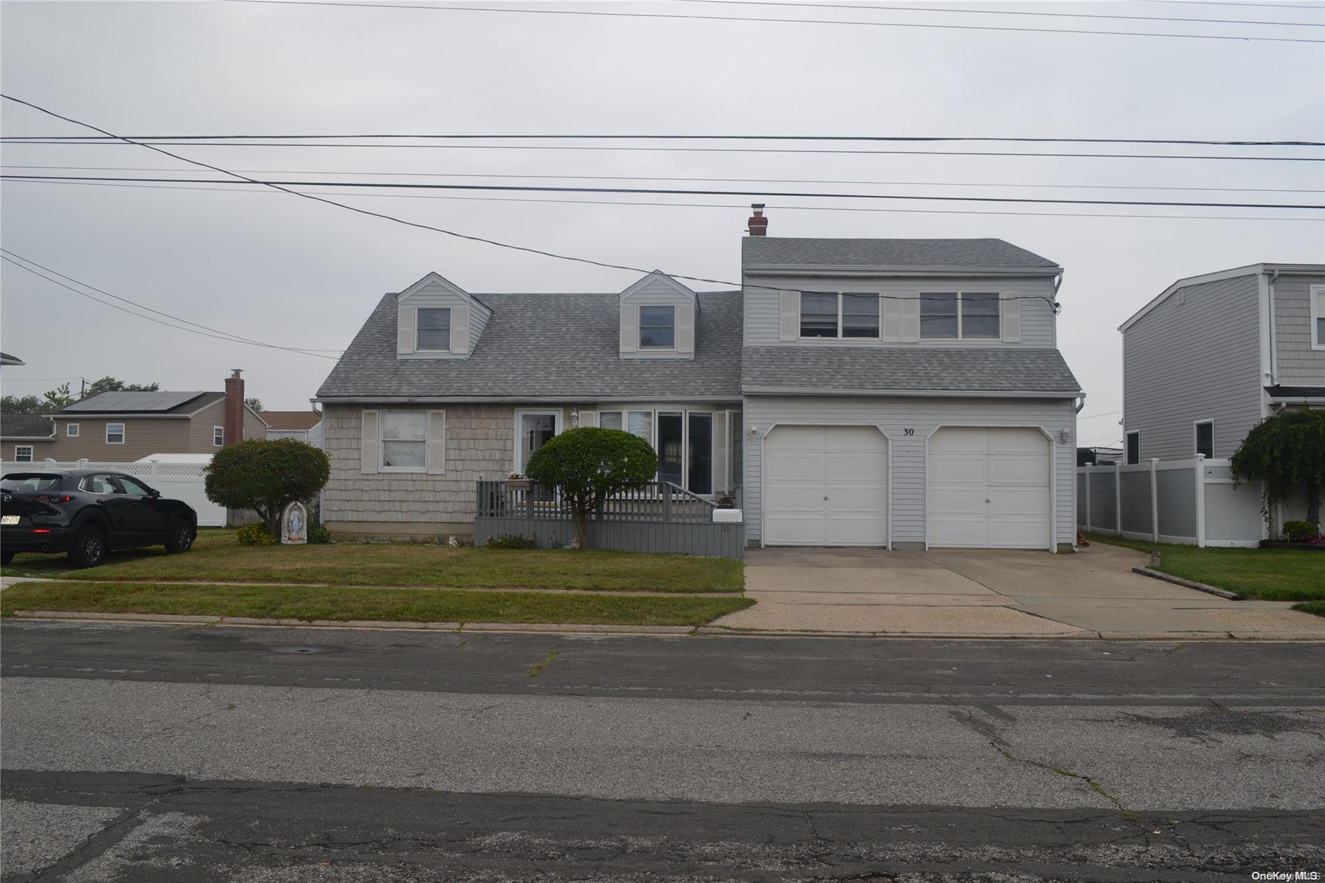 30 East Hampton Road Lindenhurst, NY 11757 - Photo 1 of 1