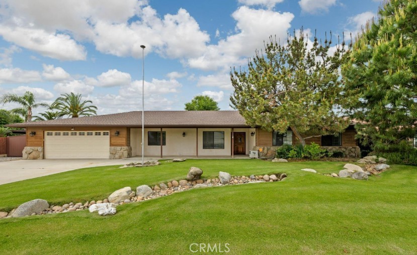 2065 Jenkins Road Bakersfield, CA 93314 - Photo 2 of 59 a front view of a house with a garden and yard