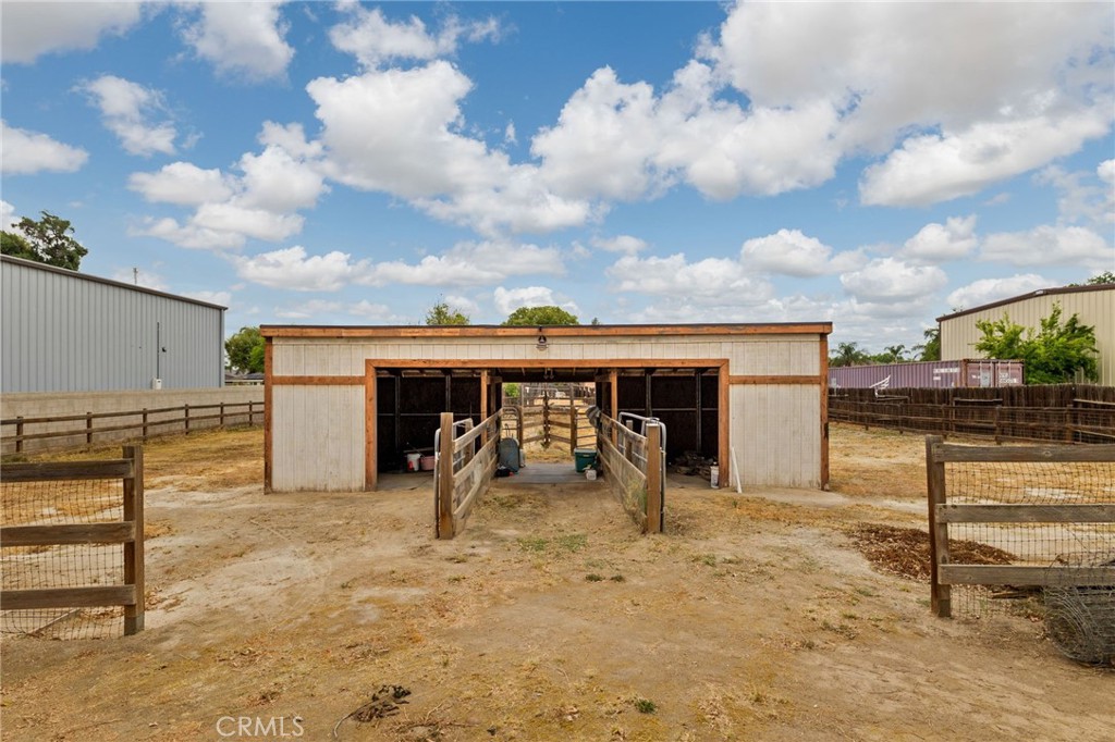 2065 Jenkins Road Bakersfield, CA 93314 - Photo 54 of 59 a view of a terrace