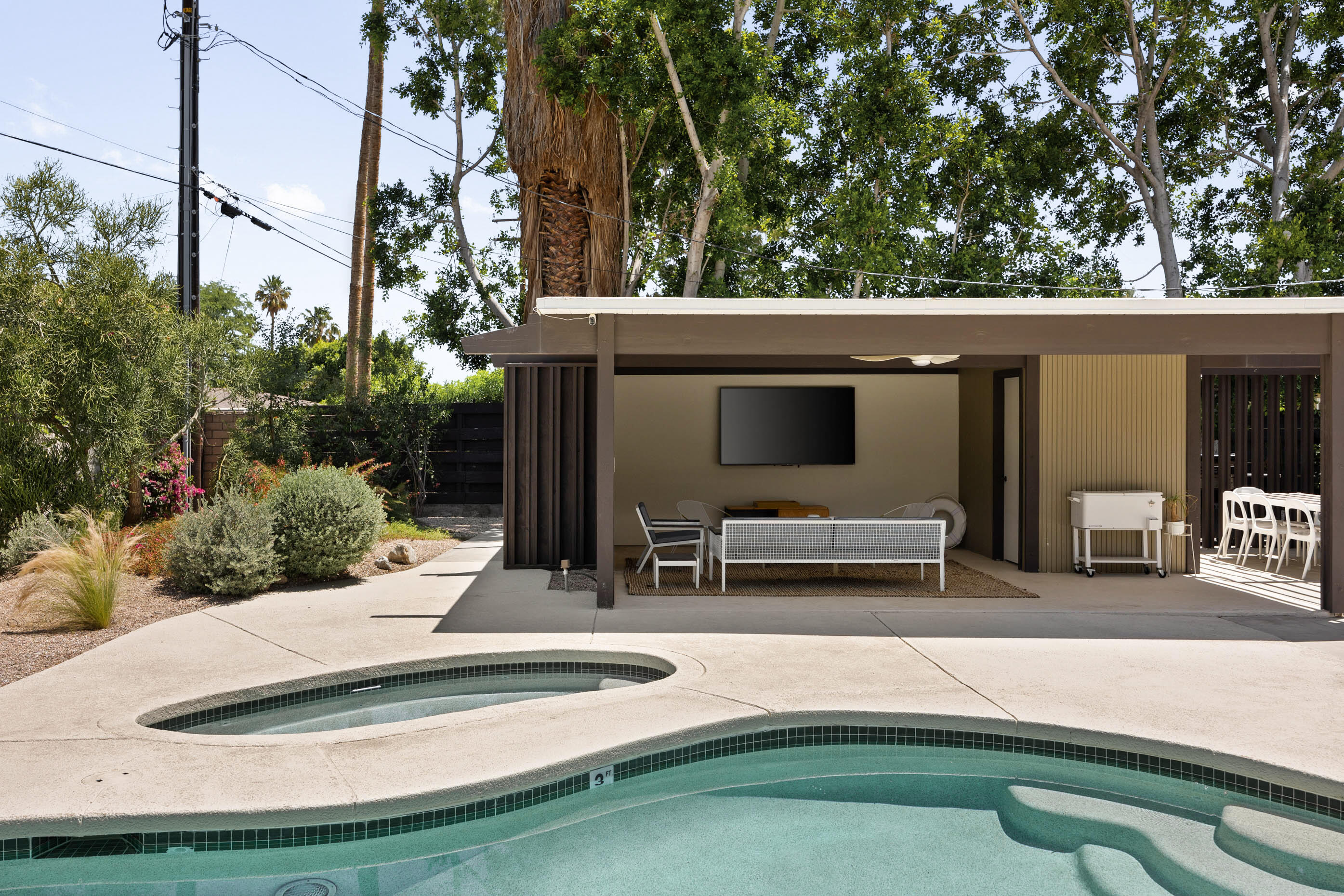 74110 Covered Wagon Trail Palm Desert, CA 92260 - Photo 13 of 44 a view of backyard with outdoor seating and plants