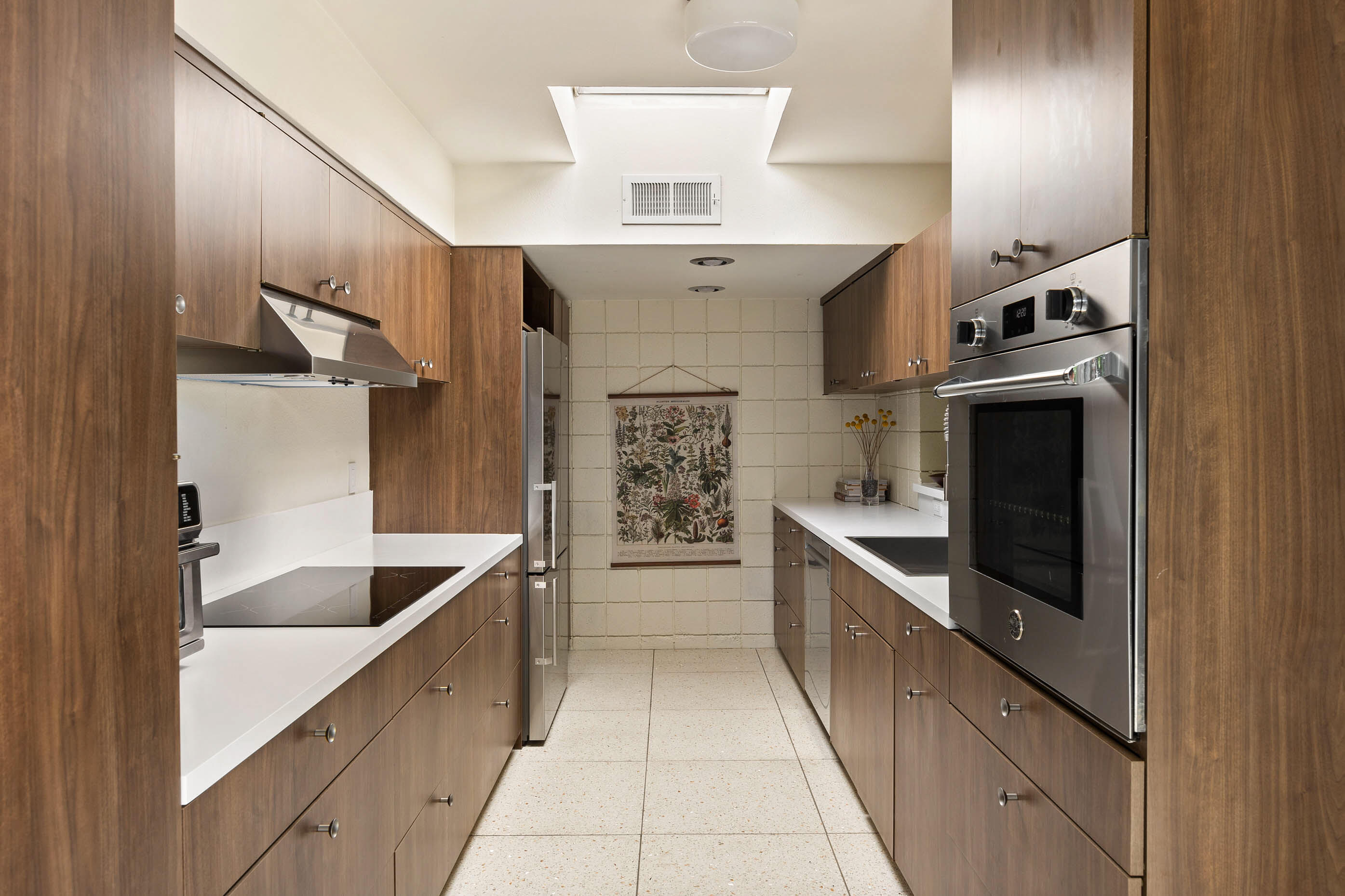 74110 Covered Wagon Trail Palm Desert, CA 92260 - Photo 28 of 44 a large kitchen with a sink and stove