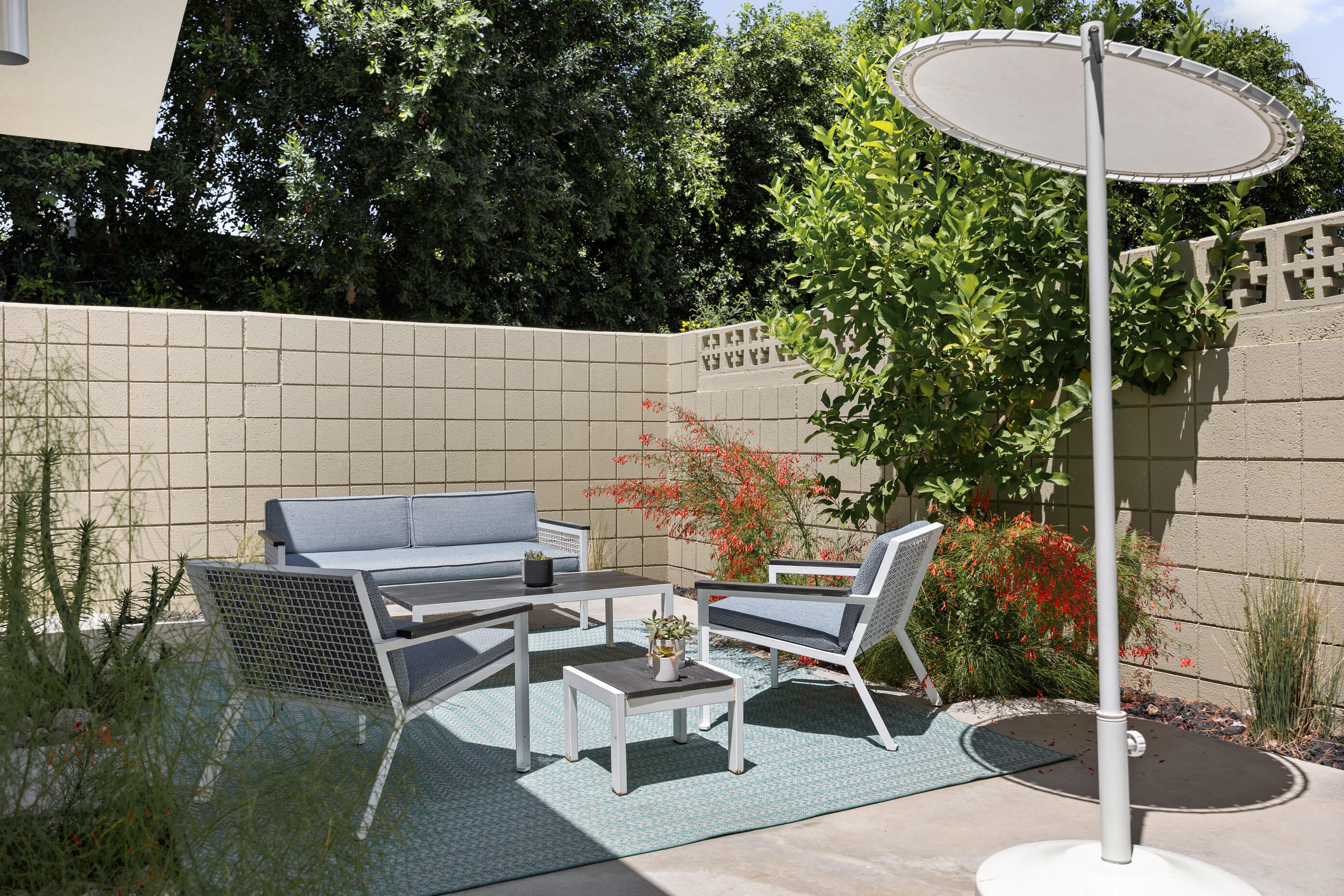 74110 Covered Wagon Trail Palm Desert, CA 92260 - Photo 8 of 44 a patio with table and chairs