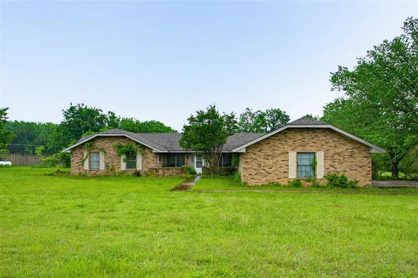 a view of a house with a yard