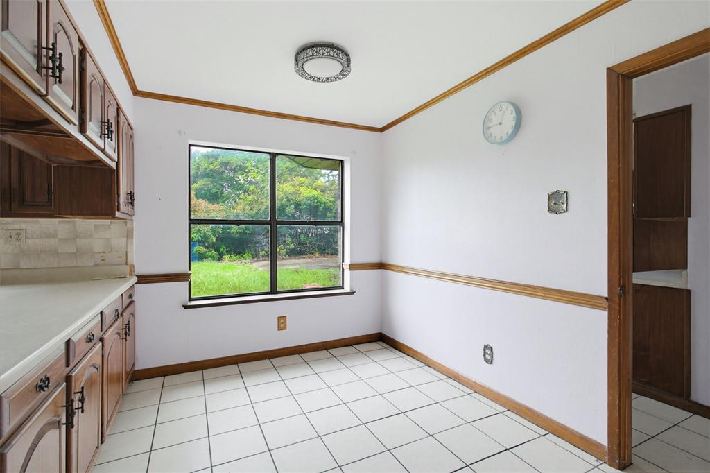 220 Green Ridge Drive Double Oak, TX 75077 - Photo 12 of 25 The breakfast area is ideal for quick morning breakfasts or casual family dinners.
