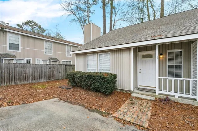 $1,675 | 716 Heavens Drive, Unit 7, Mandeville, LA 70471