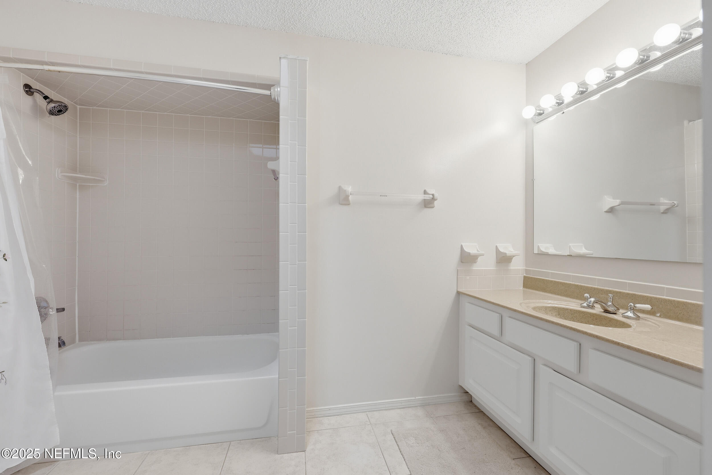 1828 Killarn Circle Middleburg, FL 32068 - Photo 23 of 28 a bathroom with a tub sink and mirror