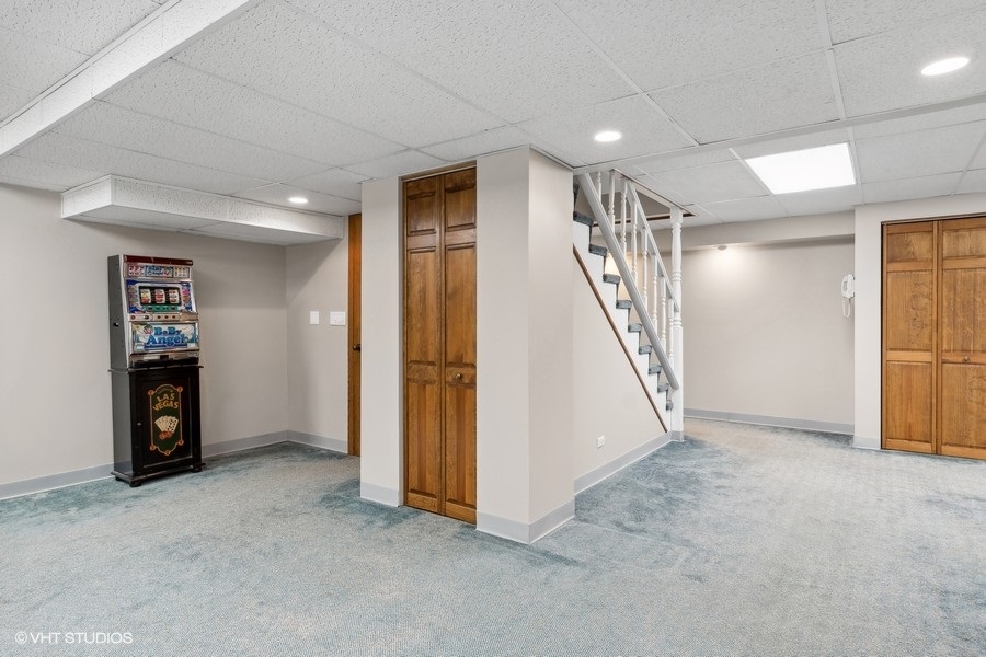 809 Hyde Park Lane Naperville, IL 60565 - Photo 19 of 30 a view of an empty room with closet and a window