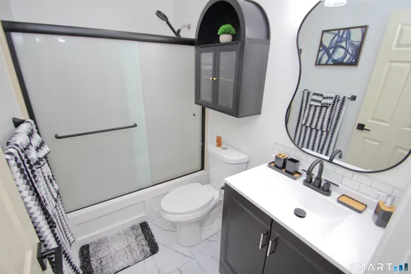 $2,200 | 1 Concorde Way, Unit B3, Windsor Locks, CT 06096