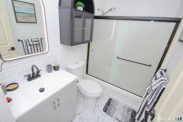 $2,200 | 1 Concorde Way, Unit B3, Windsor Locks, CT 06096