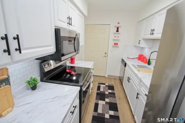 $2,200 | 1 Concorde Way, Unit B3, Windsor Locks, CT 06096