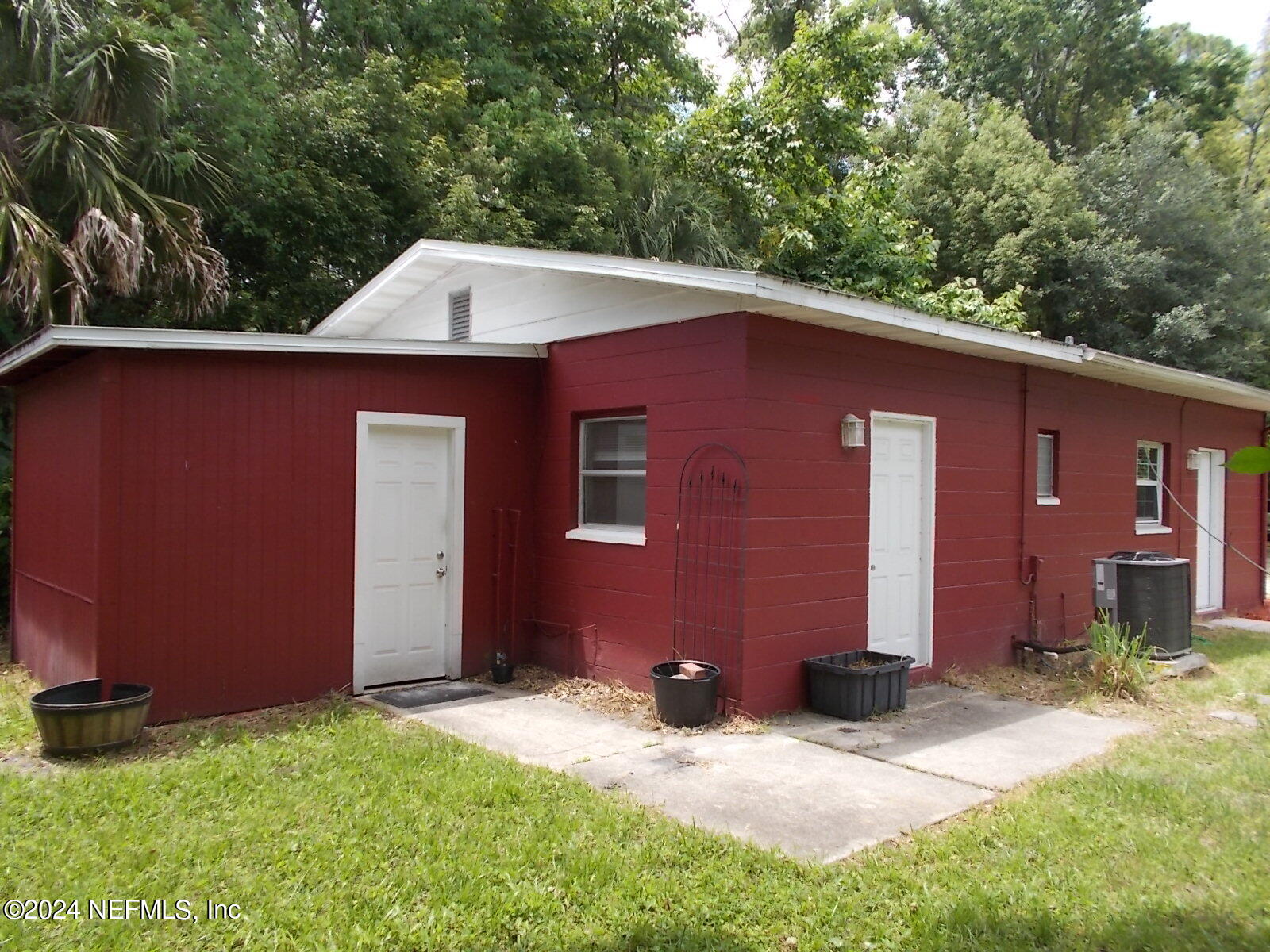 5730 Cruz Road Jacksonville, FL 32207 - Photo 3 of 17 Back View of Utilty laundry entrance