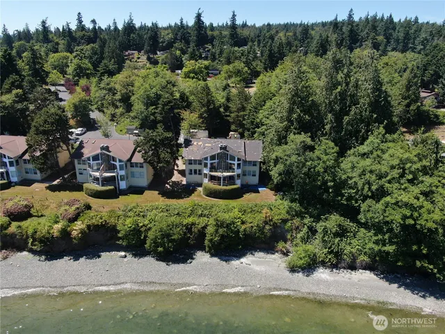 an aerial view of a house with yard swimming pool and outdoor seating