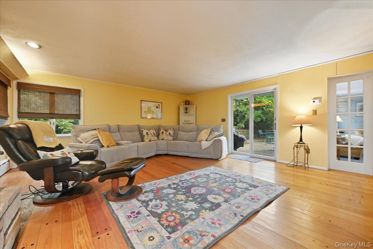 16 Ridge Drive East Roslyn, NY 11576 - Photo 20 of 40 a living room with furniture rug and a table