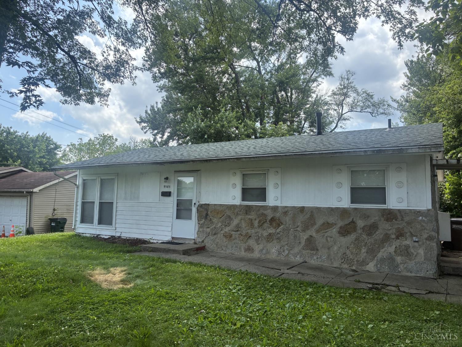 9585 Ridgemoor Avenue Cincinnati, OH 45231 - Photo 2 of 12