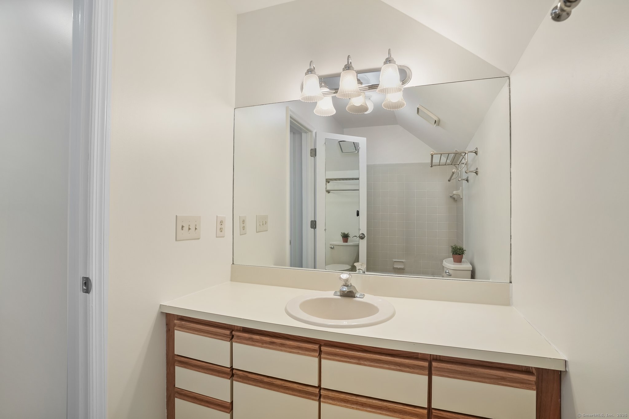 120 Prospect Street, Unit 48 Ridgefield, CT 06877 - Photo 35 of 38 a bathroom with a sink and a mirror