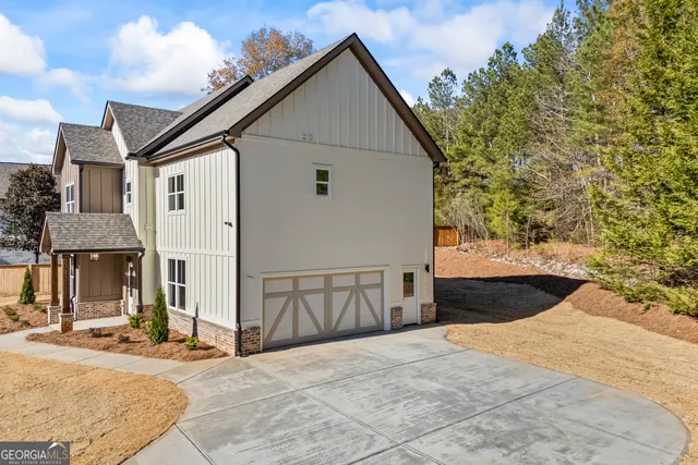 a view of backyard of the house