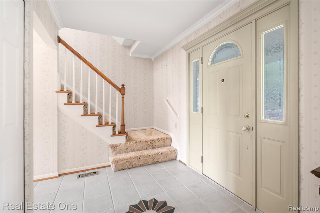 18570 Levan Road Livonia, MI 48152 - Photo 4 of 27 Gallery Image 4