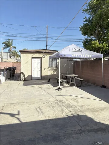 a view of a livingroom with furniture