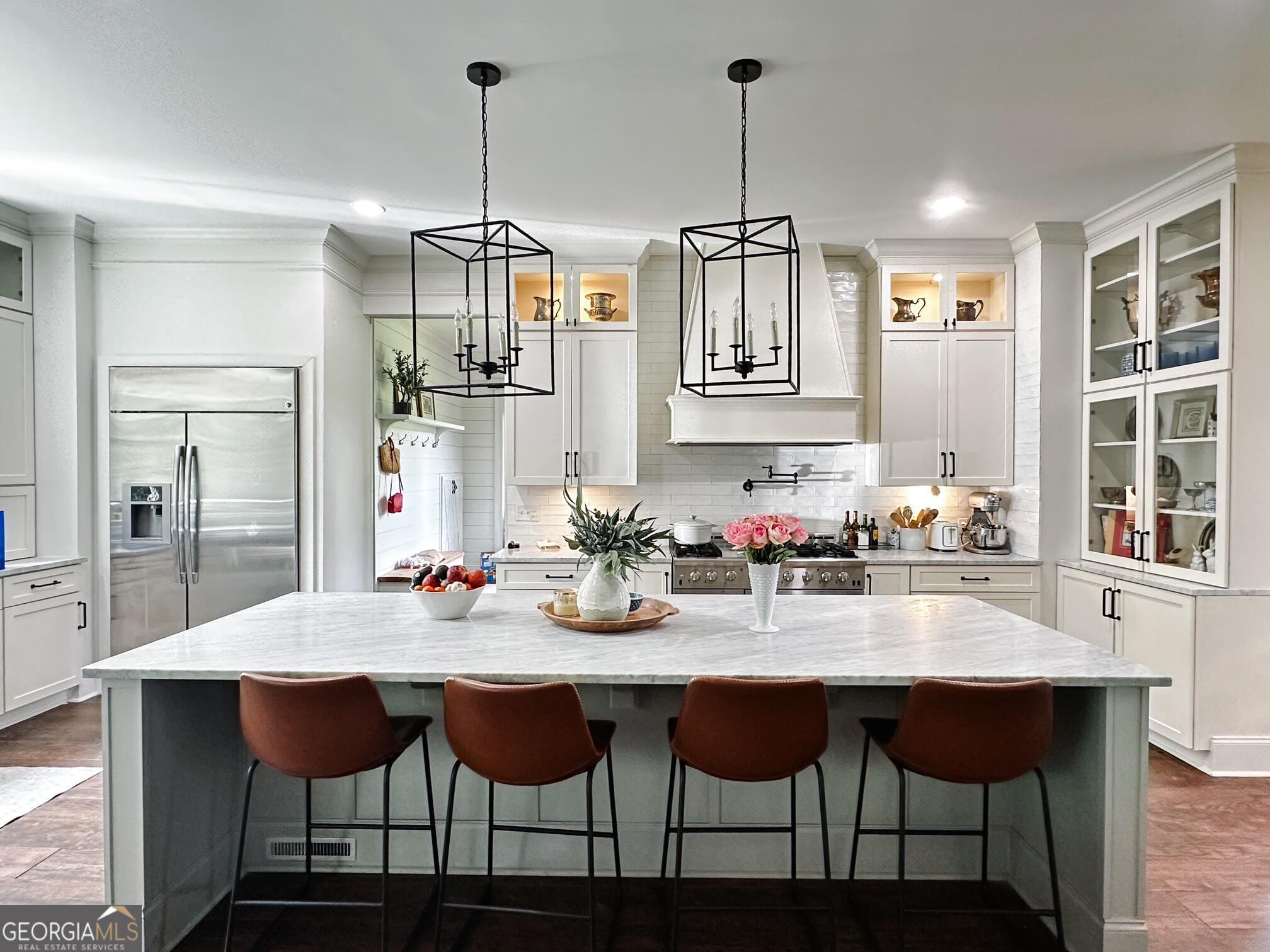 7093 Vaughn Road Woodstock, GA 30188 - Photo 9 of 41 a kitchen with granite countertop a table and chairs in it