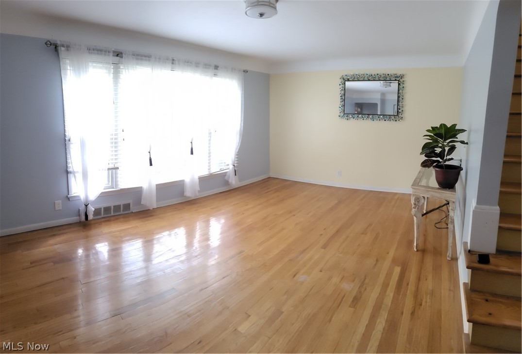 485 Greenvale Road Cleveland, OH 44121 - Photo 3 of 27 Living Room