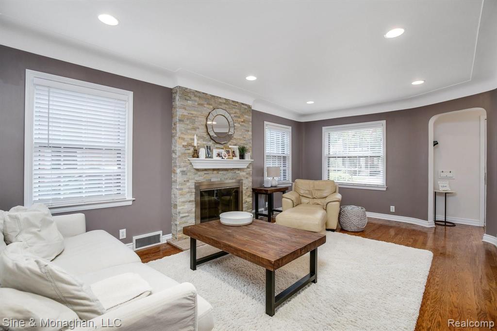 1624 Roslyn Road Grosse Pointe Woods, MI 48236 - Photo 3 of 31