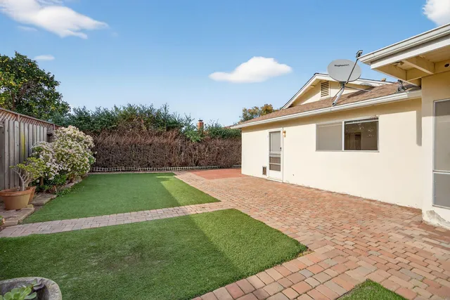 a view of a house with a backyard