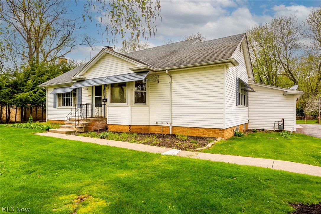 22490 Mastick Road Fairview Park, OH 44126 - Photo 3 of 35