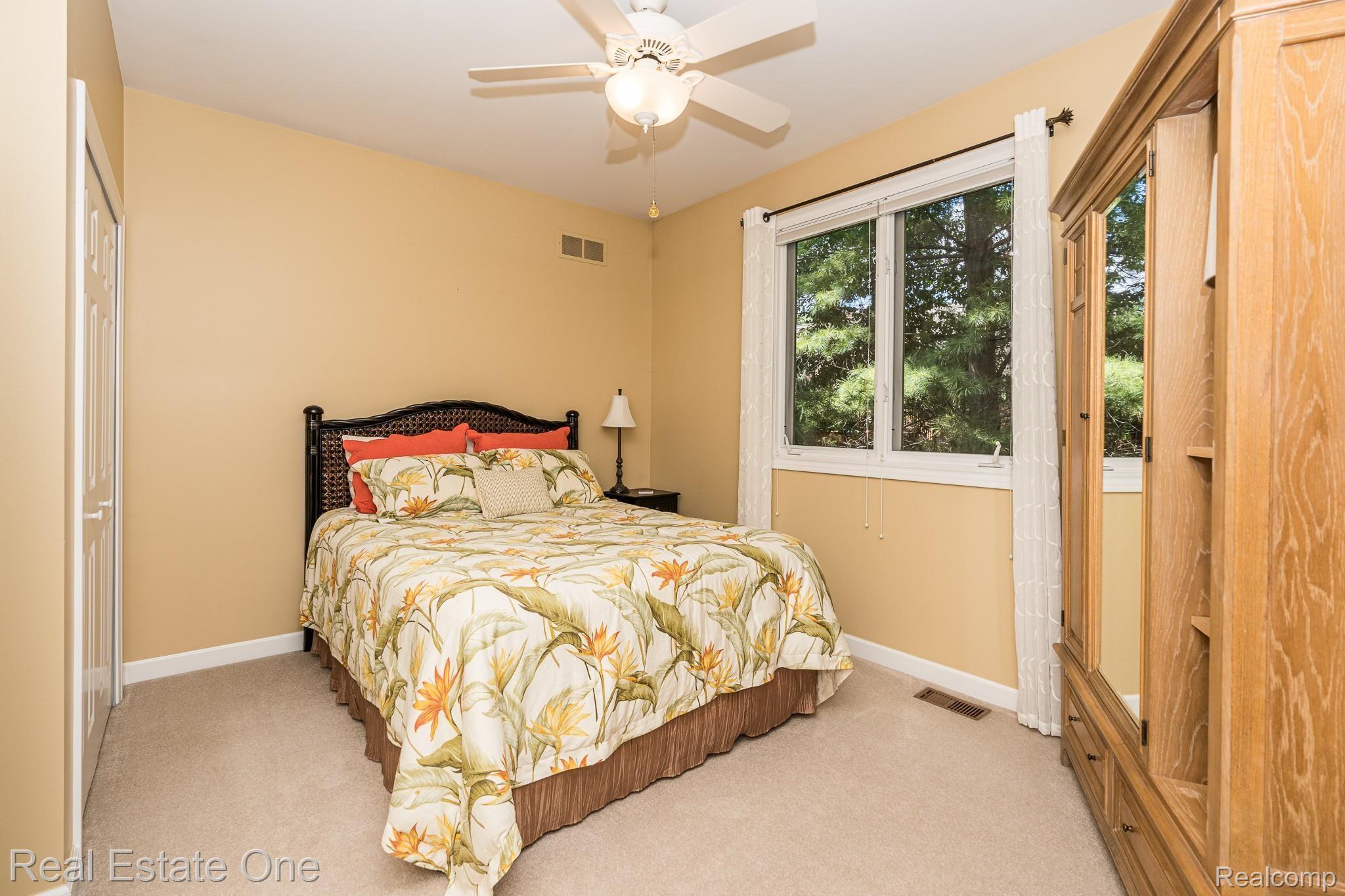 385 Rochdale Drive North Rochester, MI 48309 - Photo 24 of 42 First floor bedroom
