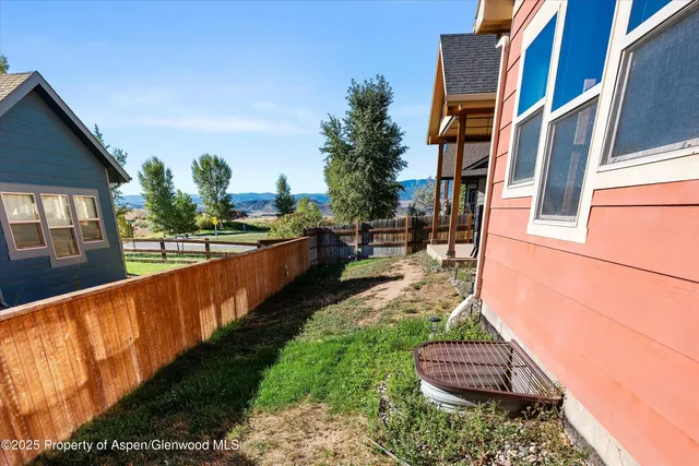 a view of a house with yard and deck