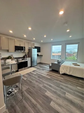 $1,725 | 585 Essex Street, Unit PH 517, Lynn, MA 01901