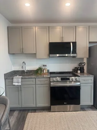 $1,725 | 585 Essex Street, Unit PH 517, Lynn, MA 01901