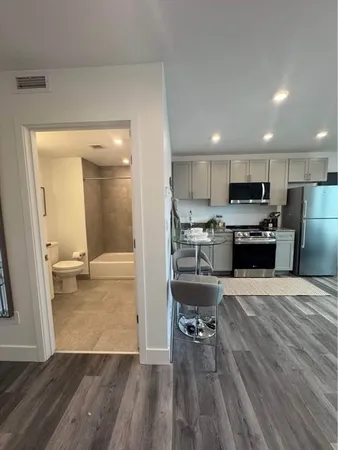 $1,725 | 585 Essex Street, Unit PH 517, Lynn, MA 01901