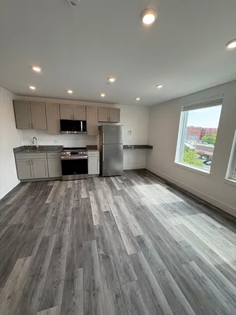 $1,725 | 585 Essex Street, Unit PH 517, Lynn, MA 01901