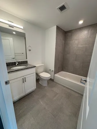 $1,725 | 585 Essex Street, Unit PH 517, Lynn, MA 01901