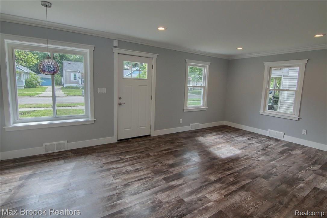 543 Stratford Road Ferndale, MI 48220 - Photo 8 of 21 543 Stratford Living rm Main.jpg