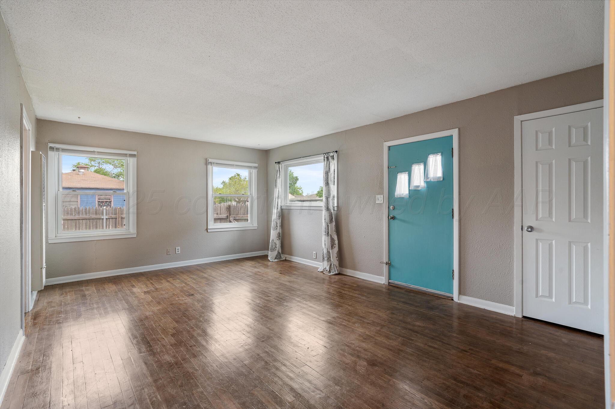 4300 Gables Street Amarillo, TX 79110 - Photo 2 of 12 Living Area