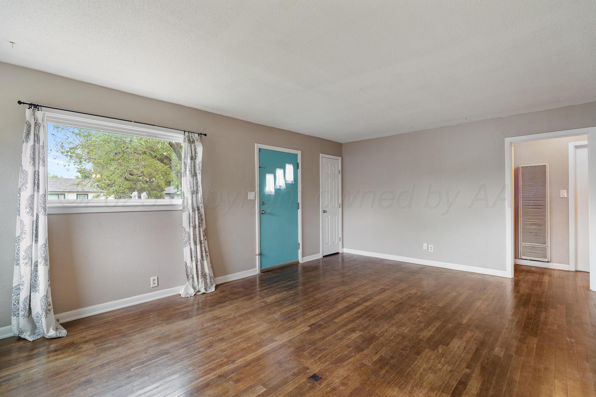 4300 Gables Street Amarillo, TX 79110 - Photo 3 of 12 Living Area View 2
