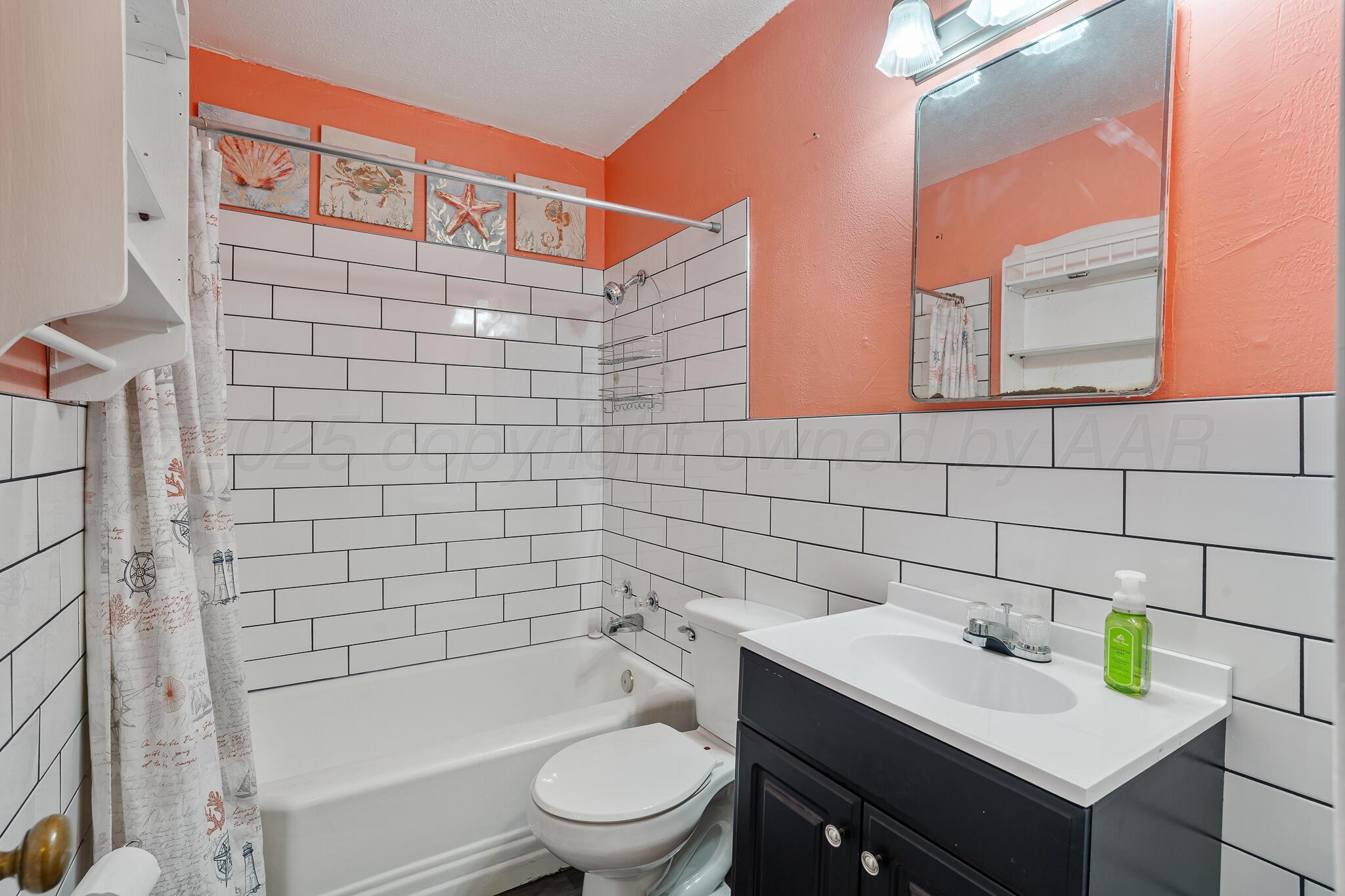 4300 Gables Street Amarillo, TX 79110 - Photo 10 of 12 2nd Bathroom