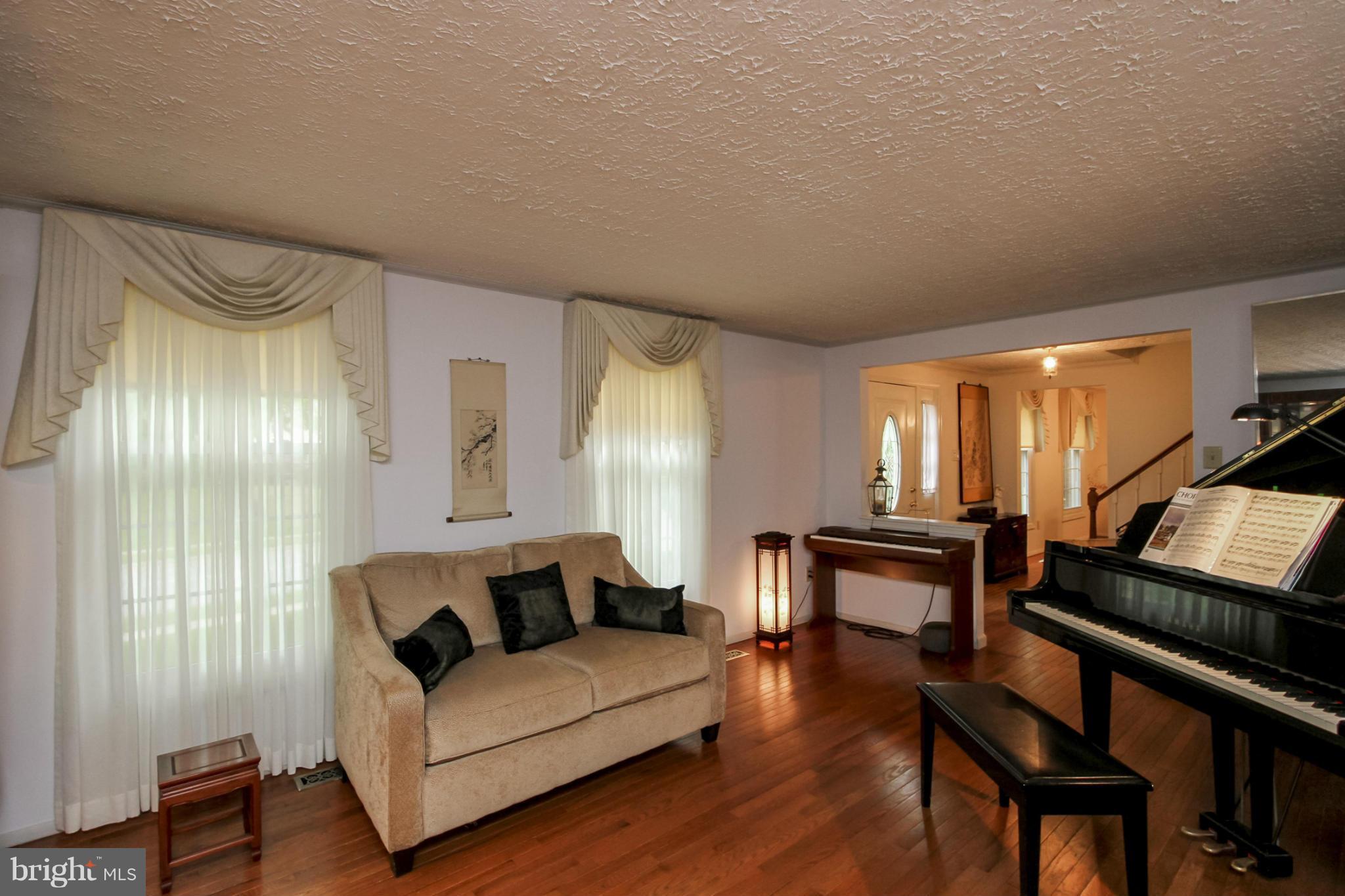 8000 Treasure Tree Court Springfield, VA 22153 - Photo 4 of 28 Living Room