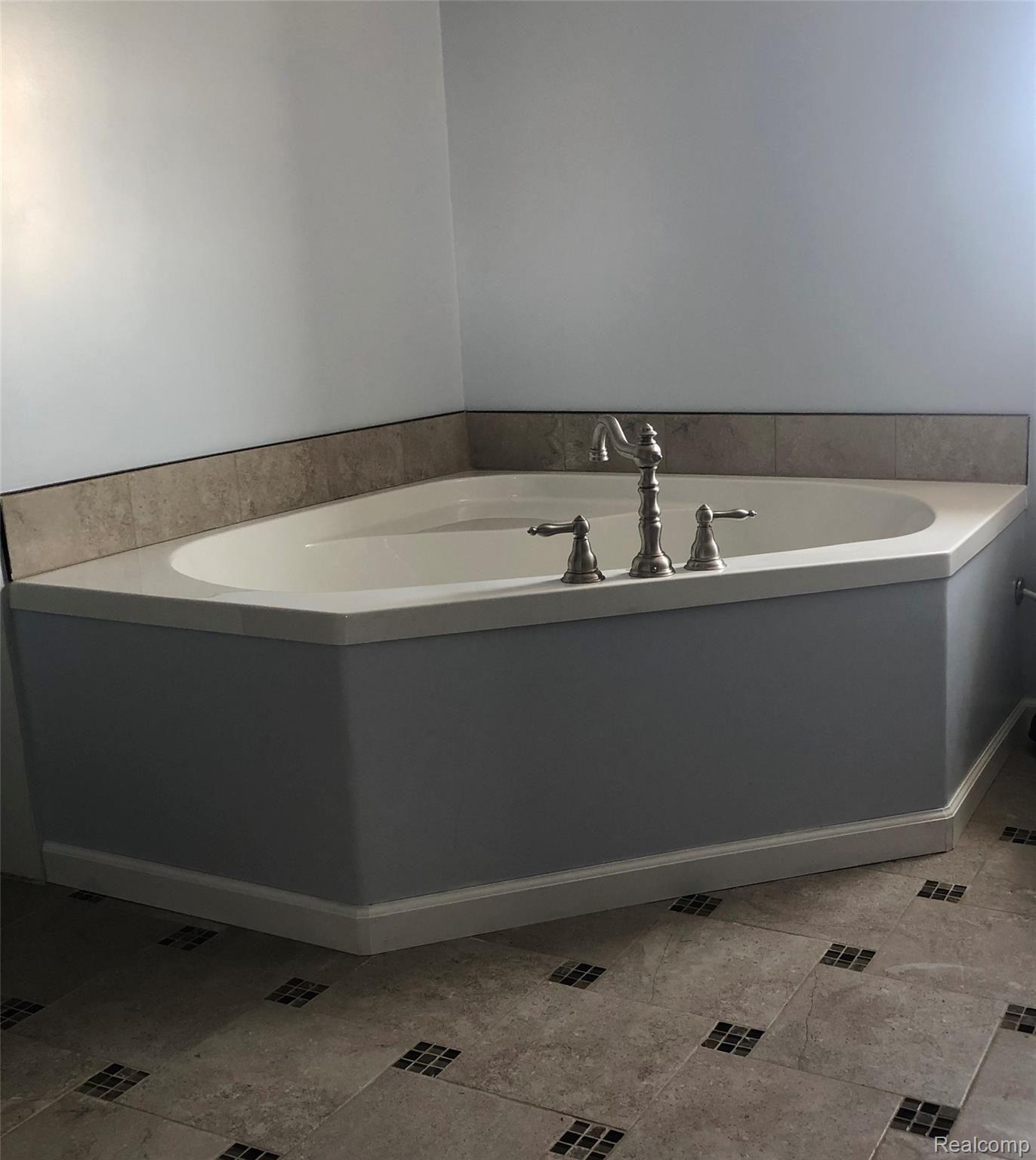 3205 West Burnside Road Otter Lake, MI 48464 - Photo 13 of 25 Mastercornertub.jpg