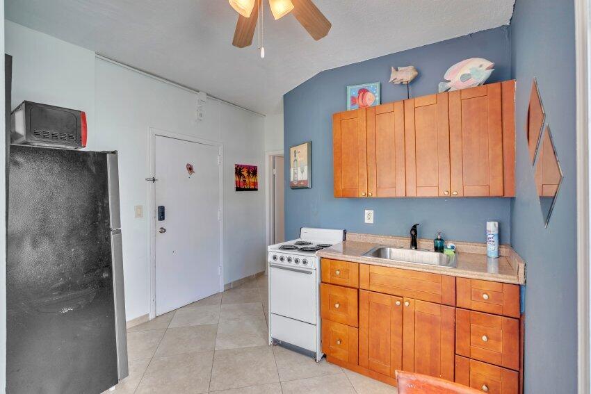 324 Indiana Street, Unit 3 Hollywood, FL 33019 - Photo 12 of 29 02ba56d7b0c8b4684393a137e3400229
