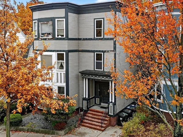 $3,275 | 1576 Cambridge Street, Unit 1R, Cambridge, MA 02138