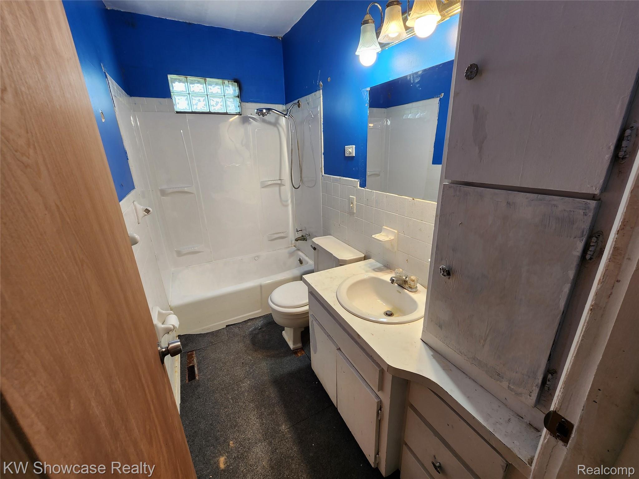 4356 South Vassar Road Burton, MI 48519 - Photo 29 of 42 Entry level Bath. With drawers and linen closet.