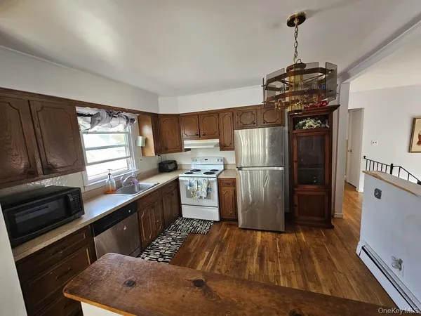 $749,999 | 5 Ireland Place, Copiague, NY 11726