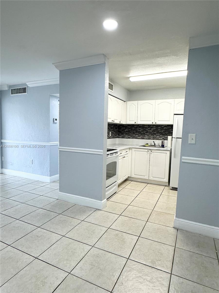 9403-9405 Southwest 76th Street, Unit Y32 Miami, FL 33173 - Photo 4 of 13