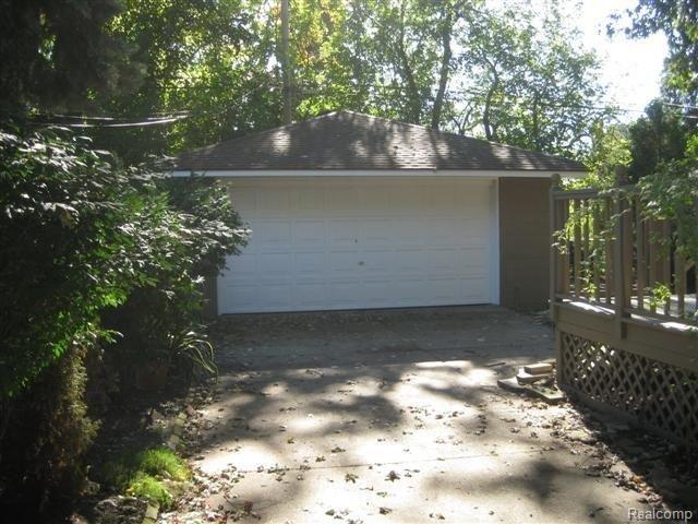279 Ridgemont Road Grosse Pointe, MI 48236 - Photo 22 of 22 279 Ridgemont 013 (Small).jpg