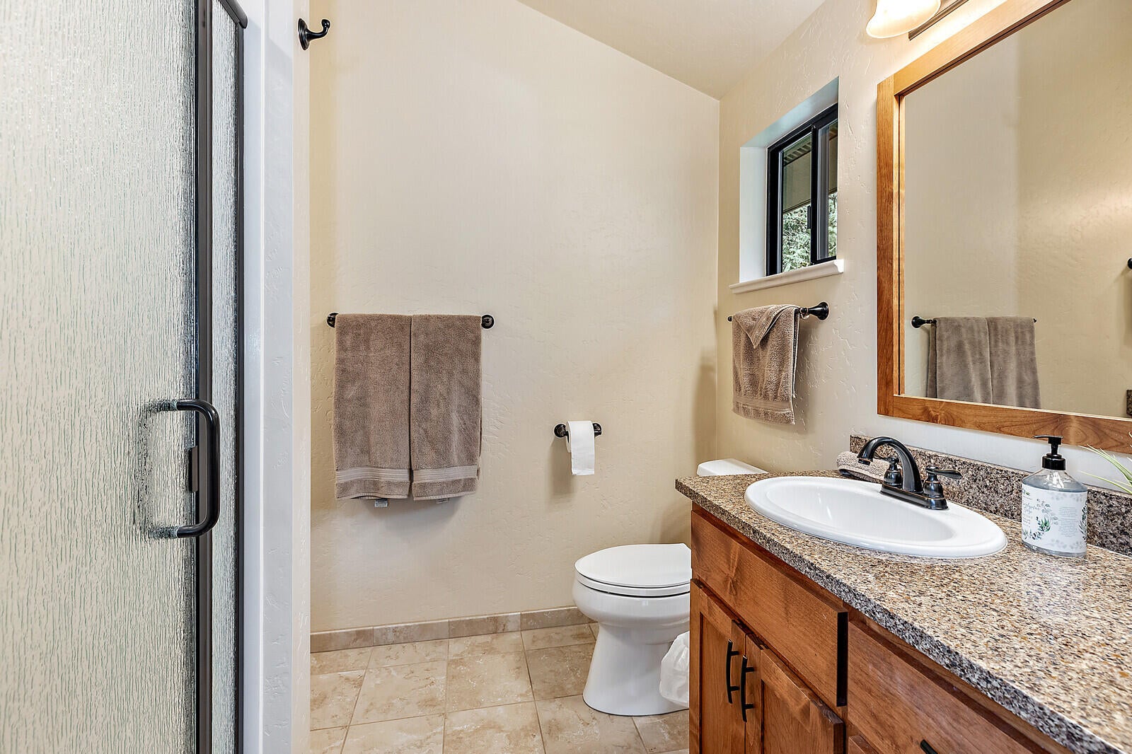 760 Keen Road Grants Pass, OR 97527 - Photo 36 of 60 Master has two sinks...second is around the corner from shower